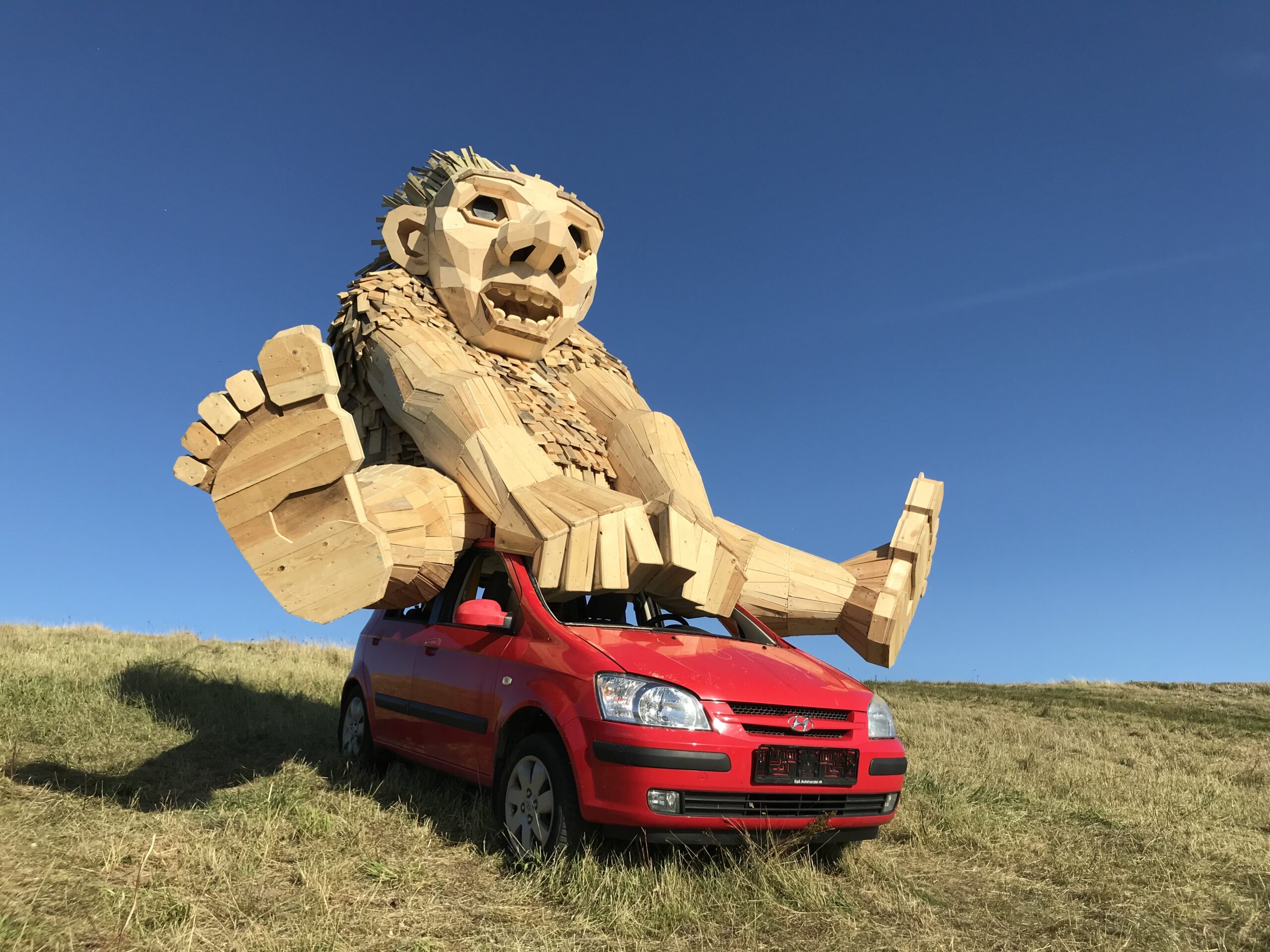 trold på bil: Værk Thomas Dambo, produceret af Hektor Stokholm m.fl., Foto Hektor Stokholm