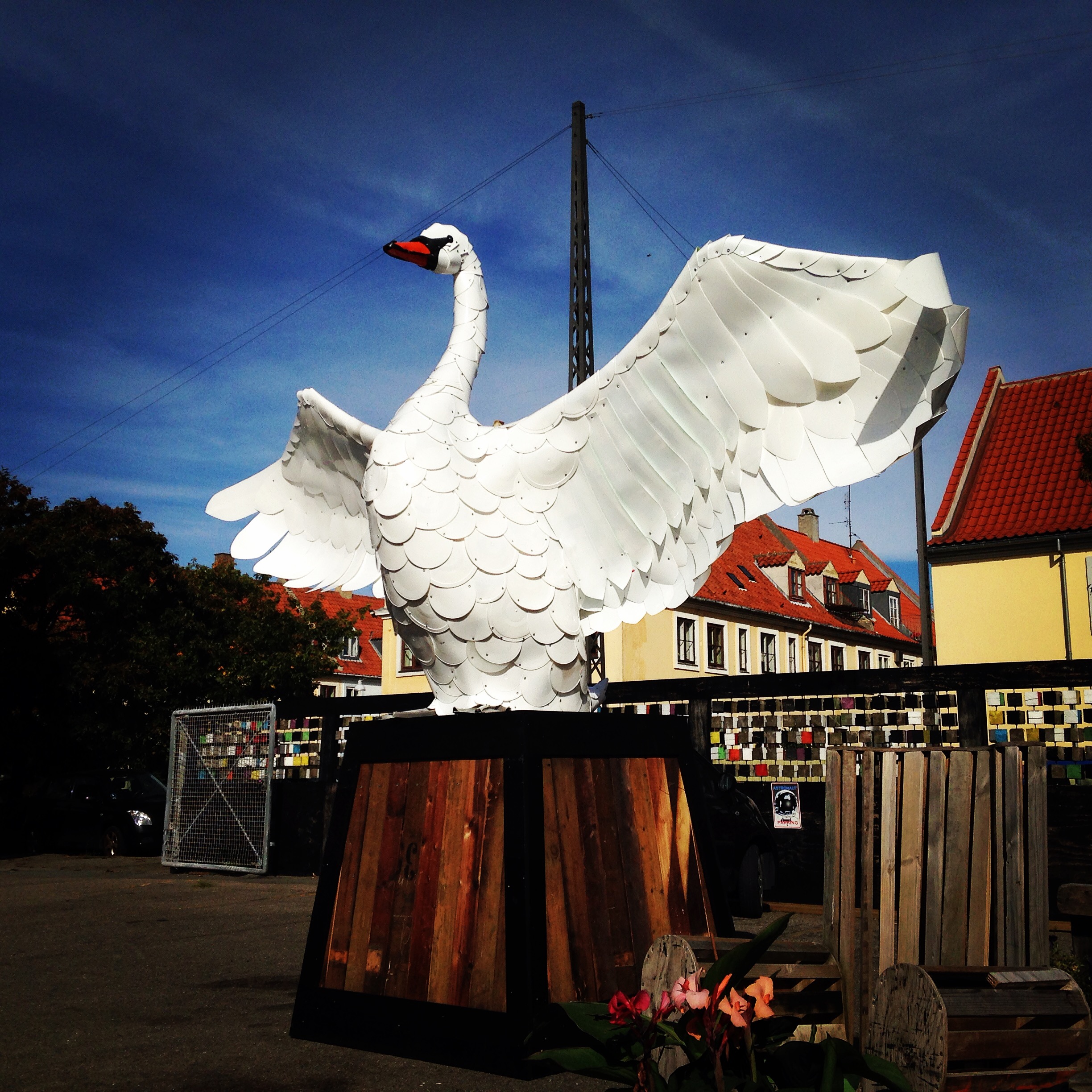 svane i plast_værk af Hektor Stokholm og Thomas Dambo for Thomas Dambo_foto Thomas Dambo